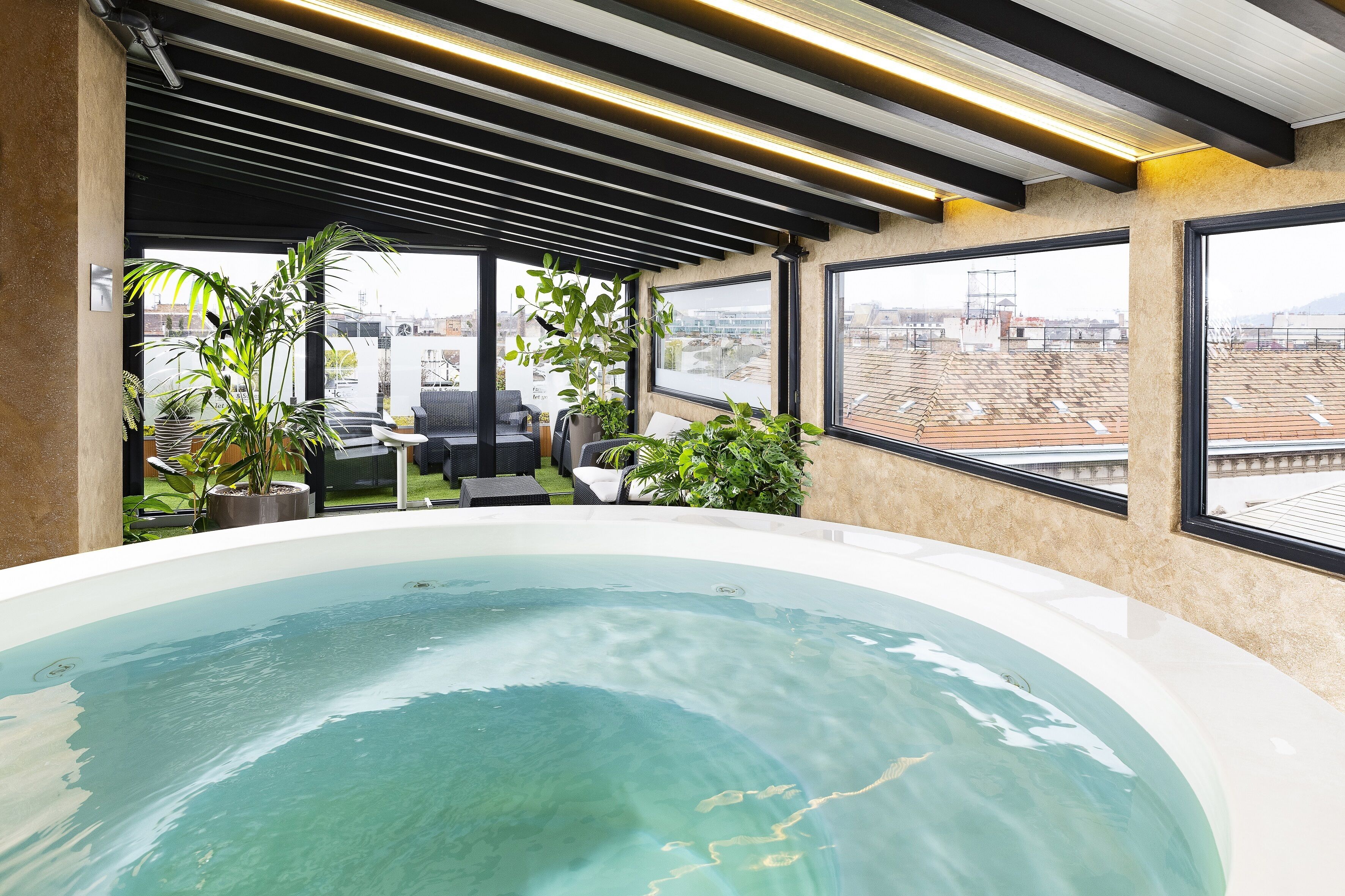 rooftop jacuzzi at Bo33 Hotel Family & Suites