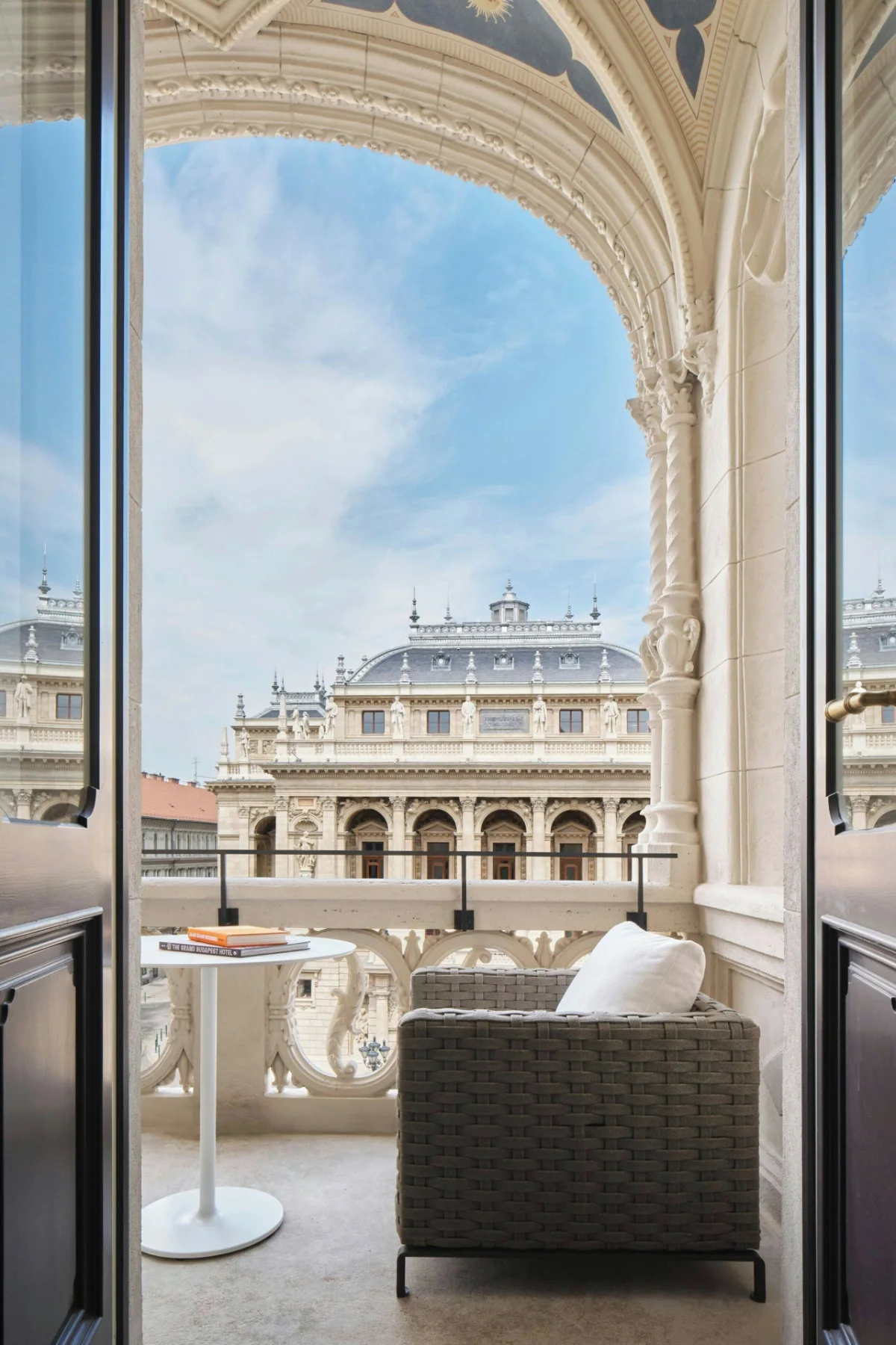W Budapest — 8c113795