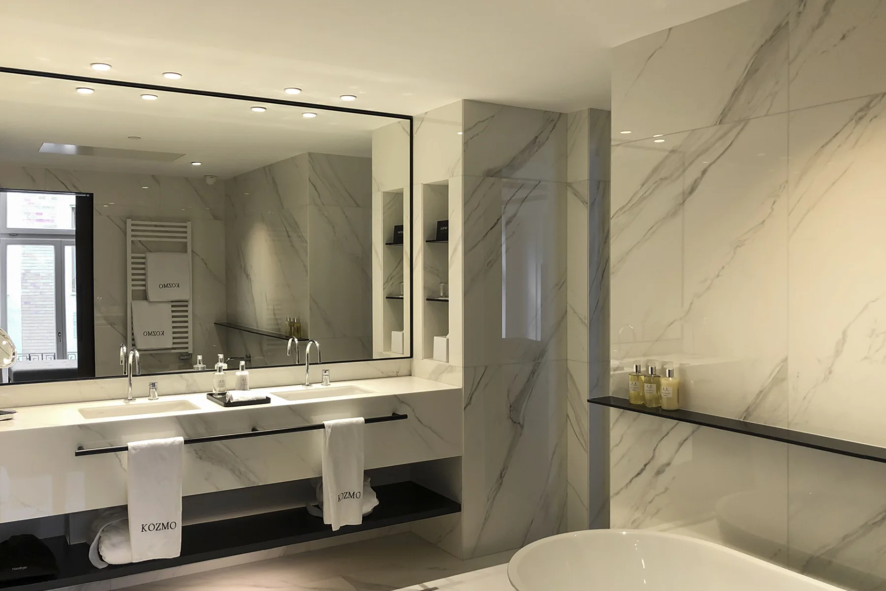 Kozmo Hotel Suites & Spa — db941778